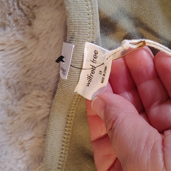 🍁NWT Women's Aritzia Wilfred Free Long Sleeve Knit Top - Picture 4 of 7